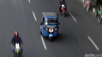 Sebuah bajaj BBG meluncur di jalanan ibukota.