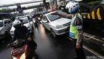Honda City Tersangkut Pembatas Jalan