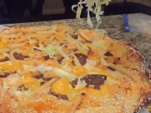 Big Mac Pizza, Inspirasi Racikan Pizza dari Big Mac McD yang Populer