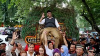 Idrus naik Reog Ponorogo sambil melambaikan tangan saat tiba di kantor DPW PDIP Jakarta.