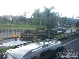 Truk Muatan Batu Bata Terguling di KM 19 Tol JORR Arah Pasar Rebo, Lalin Macet