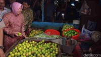 Bersama dengan Forum Pimpinan Daerah (Forpimda) Kota Surabaya bersama Kapolrestabes Surabaya, Kapolres Tanjung Perak, Korem 084 Bhaskara Jaya, Pengadilan Negeri dan Kejaksaan Negeri Surabaya, melakukan pemantauan di Pasar Keputran, Selasa (19/4/2016) malam.