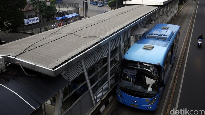 Pemerintah Provinsi DKI Jakarta terus mengembangkan transportasi umum berbasis bahan bakar gas. Hal ini untuk mengurangi pencemaran udara.
