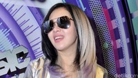 Syahrini mewarnai rambutnya dengan cat rambut yang mudah luntur. Pool/Noel/detikFoto