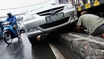 Honda City Tersangkut Pembatas Jalan