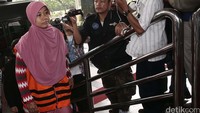 Devyanti Rochaeni tiba di gedung KPK, Jakarta, Rabu (20/4).