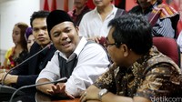 Idrus (tengah) ikut penjaringan calon gubernur PDIP setelah sebelumnya mendaftar penjaringan serupa di Partai Demokrat.