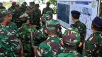 Selanjutnya Panglima TNI mengunjungi objek bekas Dermaga Kapal Sekutu pada Perang Dunia II. (Puspen TNI).