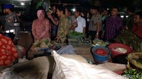 Risma juga menyusuri lorong lorong yang berdiri bangunan kayu dan beralih fungsi menjadi tempat tinggal.