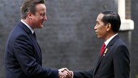 Kedatangan Jokowi langsung disambut Cameron dan mengajaknya masuk ke dalam kantor. Stefan Wermuth/Reuters/detikFoto.