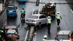 Honda City Tersangkut Pembatas Jalan