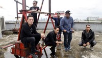 Pilihan tersebut diambil setelah hampir tujuh tahun berada di major label.