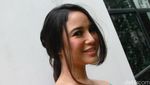 Chacha Frederica Bergaya Dengan Batik Rancangannya