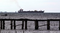 Pengambilan tidak dikeruk dari atas, melainkan disedot lewat bawah laut.