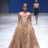 Soko Wiyanto, Singapore Airlines Cola4ation Indonesia Fashion Week 2016 at Jakarta Convention Center. Senayan. Jakarta. [Foto: Mohammad Abduh/Wolipop]