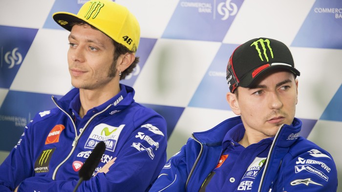 DOHA, QATAR - MARCH 16:  Jorge Lorenzo of Spain and Movistar Yamaha MotoGP and Valentino Rossi of Italy and Movistar Yamaha MotoGP (L) look on during the press conference during the MotoGp of Qatar - Press Conference at Losail Circuit on March 16, 2016 in Doha, Qatar.  (Photo by Mirco Lazzari gp/Getty Images)