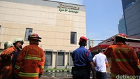 Petugas pemadam kebakaran berusaha memadamkan api.