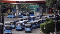 Sejumlah angkutan roda tiga Bajaj berbahan bakar gas (BBG) mengantre untuk mengisi gas di SPBG daerah Rawamangun, Jakarta Timur.