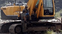 Penertiban ini diamankan oleh 150 personel polisi, 50 dari personel TNI dan 250 Satpol PP.