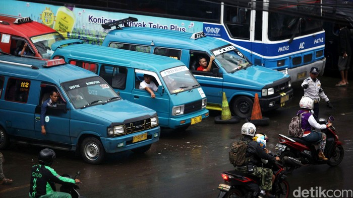 Angkutan Umum mengantre di jalan Margonda, Depok, Jawa Barat, Rabu (20/04/2016). Wakil Walikota Depok, Pradi, menginginkan agar seluruh pengemudi angkutan umum diwajibkan untuk menggunakan kartu identitasnya yang terpasang juga di dalam angkot. Hal ini dilakukan untuk memberikan rasa nyaman dan aman kepada penumpang.