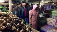 Kehadiran Risma bersama rombongan Forpimda langsung menarik perhatian para pedagang dan pembeli di Pasar Keputran. Wali Kota perempuan pertama dalam sejarah Pemerintahan Kota Surabaya ini langsung menuju ke lantai 2 Pasar Keputran yang beralih fungsi menjadi tempat tinggal.