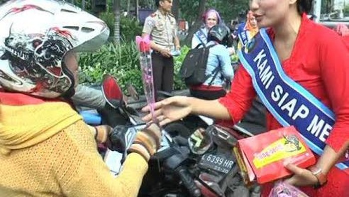 Polwan Kartini Bagikan Bunga dan Coklat ke Pengguna Jalan yang Tertib