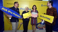 Head Of Direct Marketing & Telemarketing (DMTM) Astra Life, Anthonius Ronny (kiri) berbincang dengan (kiri ke kanan) masing masing Head Of Bussiness Proposition Astra Life, Rina Triana, Head Bancassurance DMTM PermataBank, Maya Nurwikaningsih, serta Head,Telesales and Virtual Relationship Management PermataBank, Raden Andrianto seusai peluncuran dua produk unggulan untuk perlinduingan jiwa dan kesehatan di BSD, Tangerang, Selasa malam  (19/4). Pool/Astra Life.