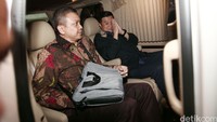 Richard memberikan salam dari dalam mobilnya sesaat sebelum meninggalkan gedung KPK.