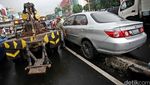 Honda City Tersangkut Pembatas Jalan