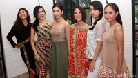 Chacha bersama para model yang mengenakan batik rancangannya tersebut. Pool/Gus Mun/detikFoto
