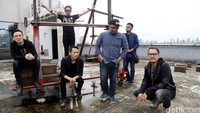 Pilihan tersebut diakui Andika memunculkan konflik dalam internal band yang terbentuk sejak 2006 itu.