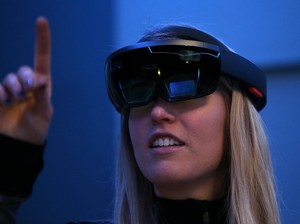 Headset VR Microsoft akan Dibikin Keroyokan