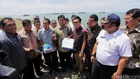 Kunjungan di reklamasi pantai ini dilakukan di sela-sela peninjauan penyedotan pasir di Perairan Lontar, Tirtayasa, Serang, Banten.