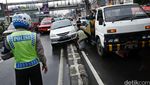 Honda City Tersangkut Pembatas Jalan