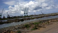 Sejumlah alat berat seperti crane tampak berada di sekitar kawasan tersebut.