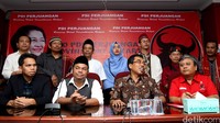 Idrus (dua dari kiri) mendaftar dengan didampingi pendukungnya.