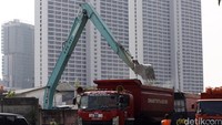 Ada juga 9 truk dari Dinas Kebersihan DKI Jakarta dan 4 truk dari Dinas Tata Air DKI Jakarta yang disiagakan di lokasi.