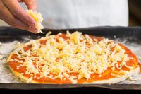 Ah, Serunya Para Astronot Bikin Pizza di Stasiun Luar Angkasa!
