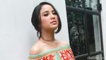 Chacha Frederica Bergaya Dengan Batik Rancangannya