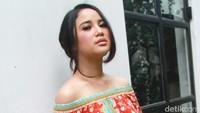 Pose istri Dico Ganindito itu di depan kamera. Pool/Gus Mun/detikFoto.