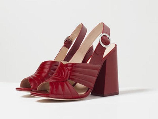 3. Zara
Pilihannya yang dihadirkan dengan slingback juga disediakan oleh retailer Spanyol ini. Meski cukup terbuka, sandal heels ini juga masih pantas dikenakan bekerja. Hadir dengan desain menarik serta detail gesper membuatnya patut dilirik. Terlebih dengan warna merah tua yang bisa menambah sentuhan riang bahkan memeriahkan penampilan busana yang sederana. Dapatkan alas kaki berikut dengan Rp 1,3 jutaan.