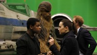 Tak sendiri Pangeran William dan Harry juga ditemani oleh para aktor dari Star Wars yakni John Boyega dan Daisy Ridley. Pool/Adrian Dennis/Getty Images/detikFoto.