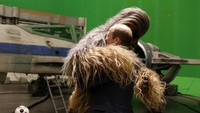 Tak mau kalah, Pangeran William malah memeluk Chewbacca alias Chewie. Pool/Adrian Dennis/Getty Images/detikFoto.