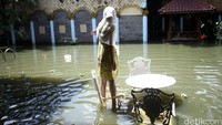 Hasnaeni menunjukan kolam renangnya yang kebanjiran.