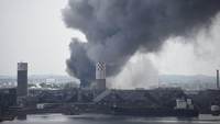 Pemex menyebut ledakan itu terjadi di fasilitas pabrik chlorinate 3 yang terletak dekat Pelabuhan Coatzacoalcos, salah satu pusat ekspor minyak Pemex. Ledakan itu memicu kepulan asap besar dan berwarna gelap ke udara. REUTERS/Angel Hernandez.