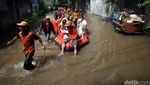Korban Banjir Dievakuasi dengan Perahu Karet