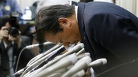 Dalam konferensi pers di Tokyo, Jepang, Aikawa mengakui apa yang telah dilakukan perusahaannya tidak sesuai dengan peraturan yang telah ditetapkan oleh pemerintahan Jepang. Tomohiro Ohsumi/Getty Images.