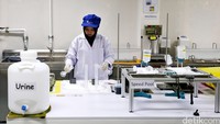 Bagian Riset dan Pengembangan bekerja pada laboratorium di pabrik GOO.N, Cikarang.