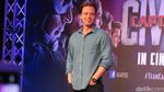 Chris Evans Tanpa Kostum Captain America di Singapura