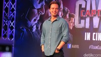 Sebastian Stan sang Winter Soldier tampak ramah, nggak seperti karakter di film yang murung.